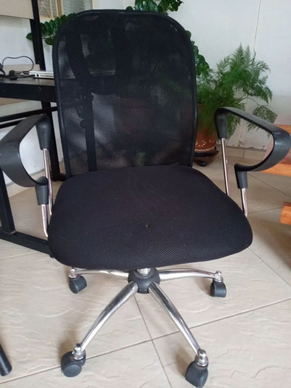 Cadeira de escritório ergonômica com tela mesh