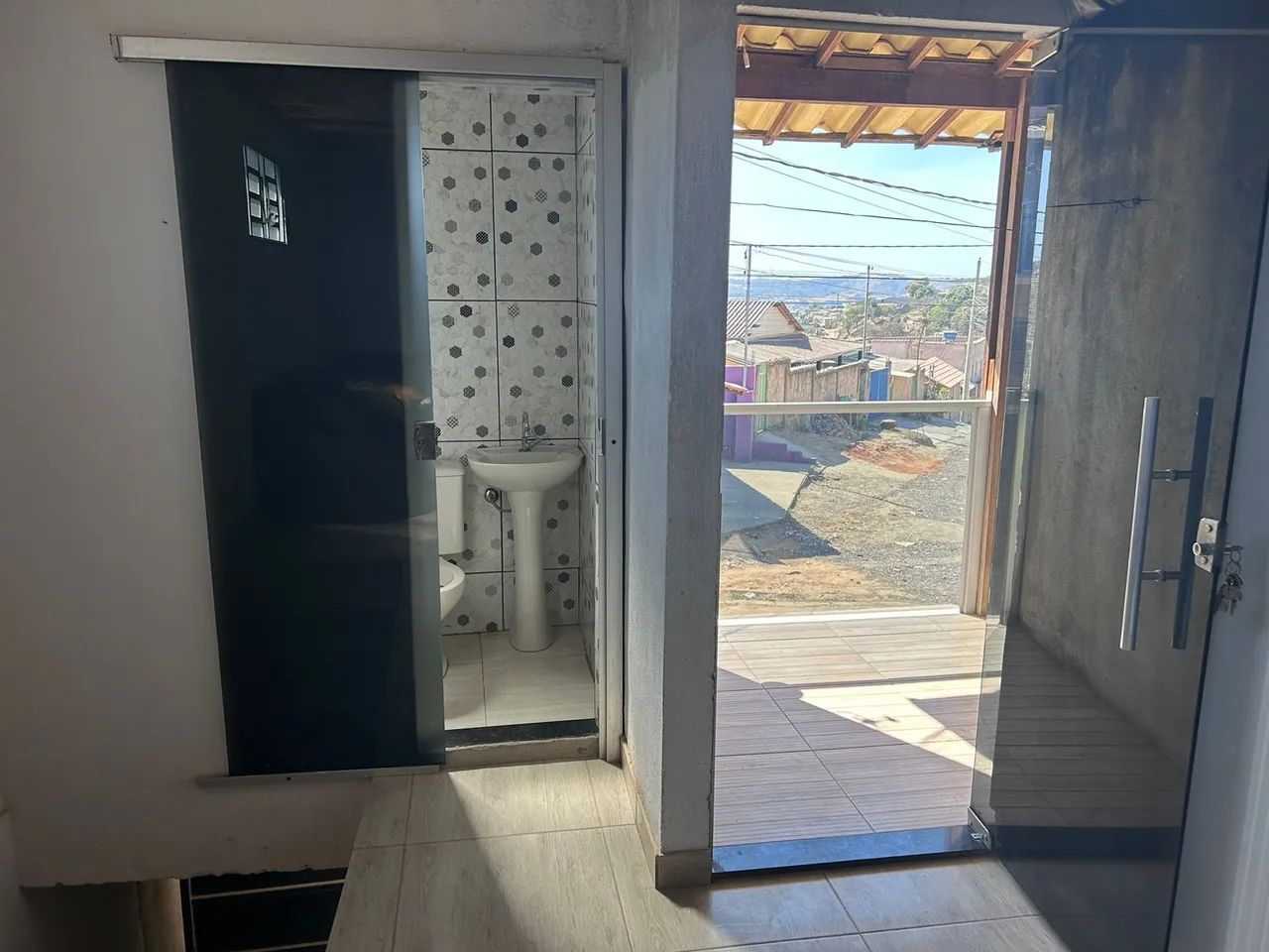 Vendo casa estilo germinada com loja para comércio e um amplo quintal nos fundo. - Foto 2