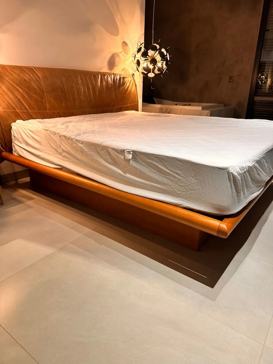 Cama king em Madeira com Cabeceira de Couro+ colchão