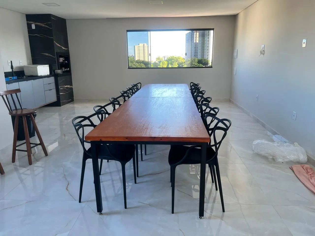 Mesa de madeira com estrutura metálica - Foto 2