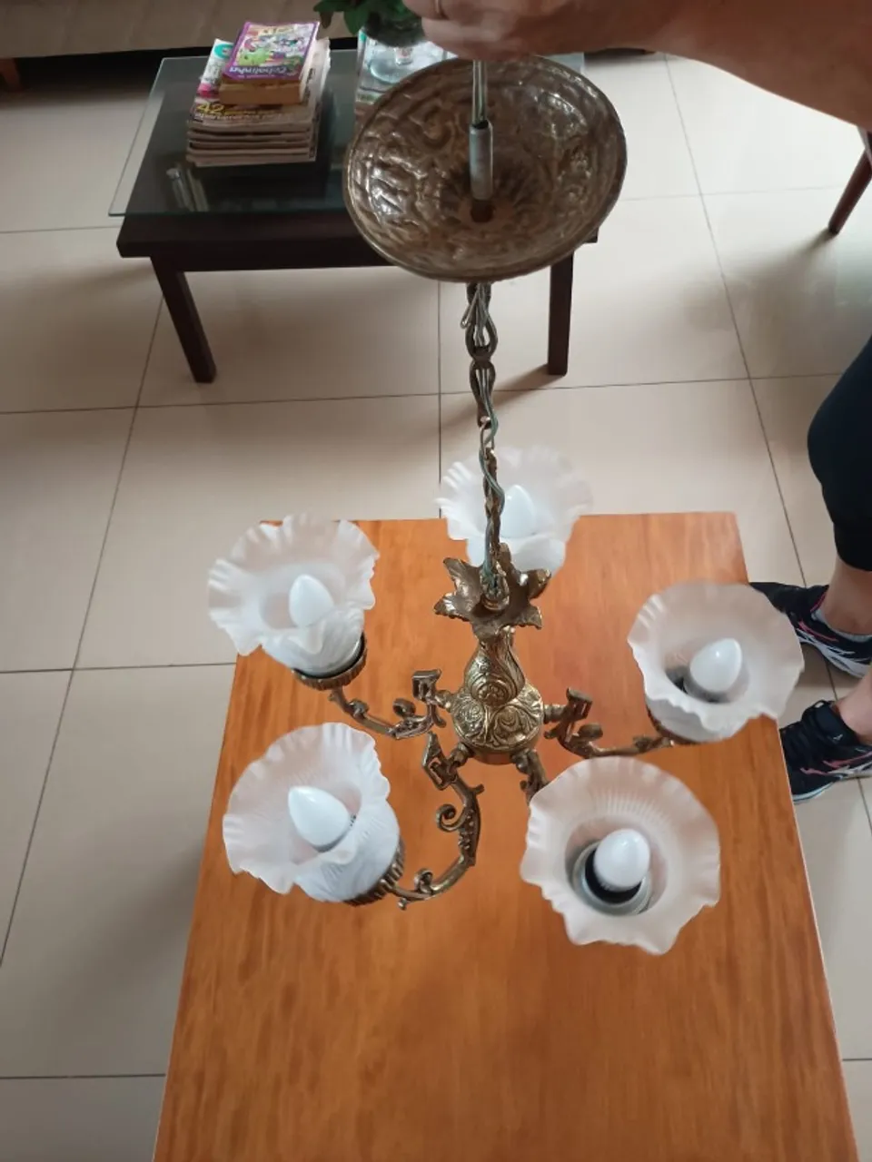 lustre antigo com 5 cúpulas de vidro