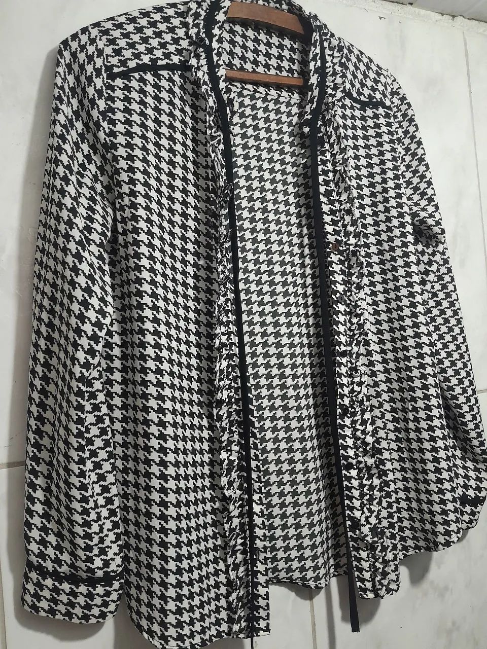 Blusa estampada preta e branca