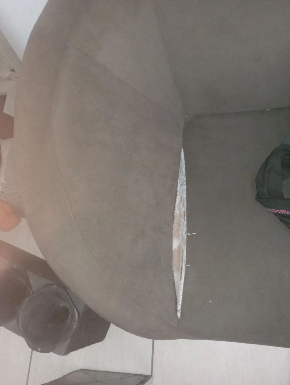 Sofá com rasgado nas laterais pois quando senta ele abre - Foto 2