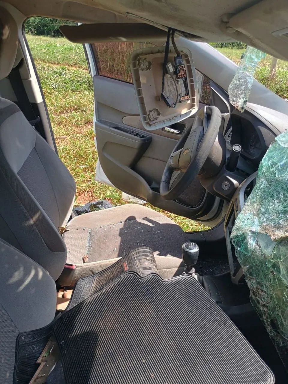 Carro batido para tirar peças - Foto 5