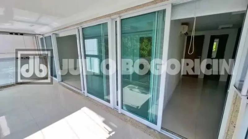 Apartamento de 4 quartos para alugar no Leblon - quadra da praia reformado - 4 suítes - va