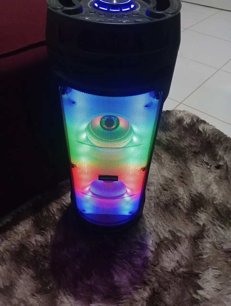 Caixa de Som Portátil com Luzes LED
