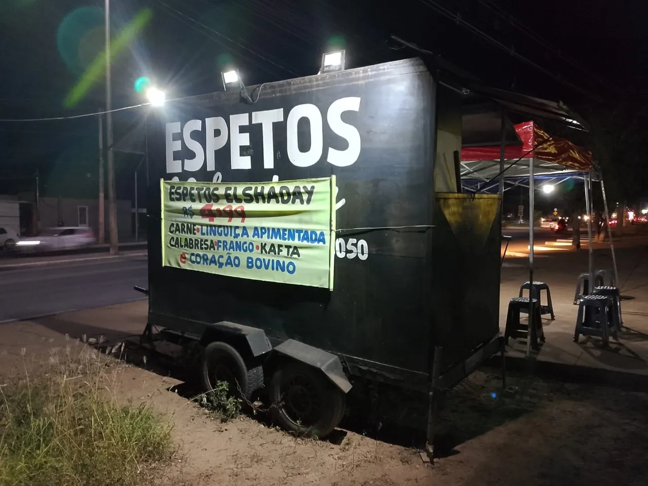 Vendo trailer trucado com documento preço bom