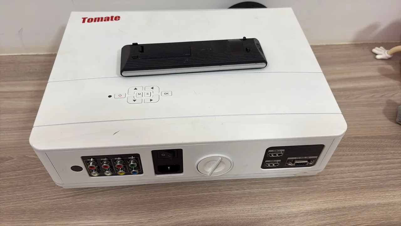 Projetor Tomate 3000 lumens - Ótimo para entretenimento em casa