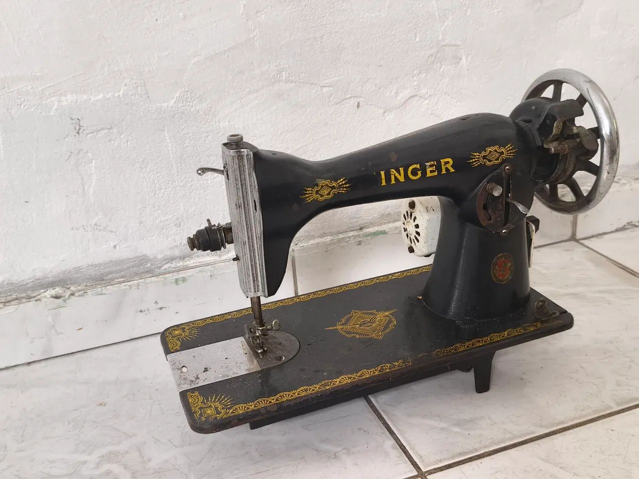 Máquina de Costura Singer Antiga - Foto 2