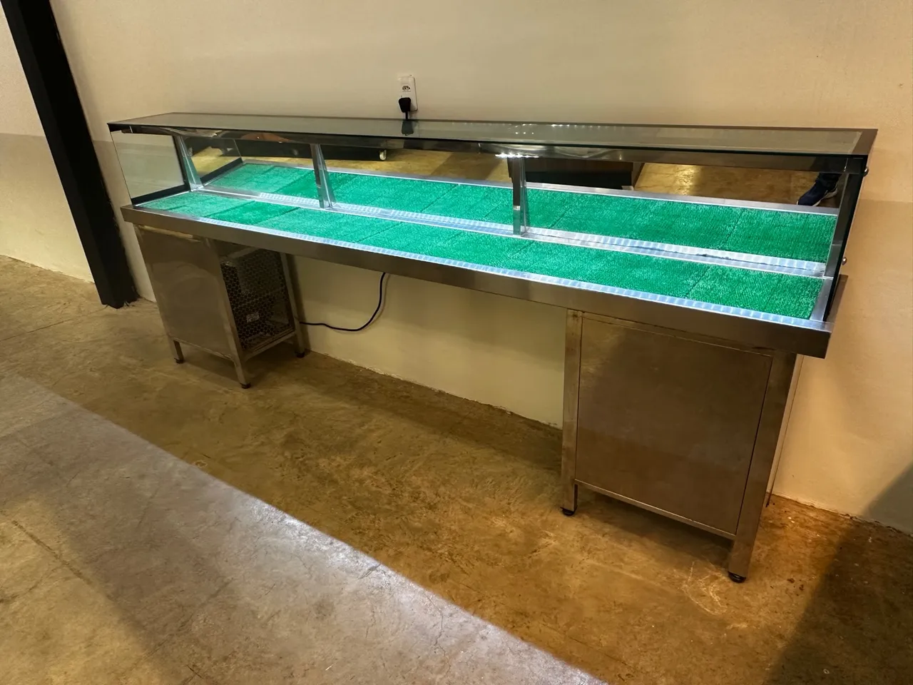 Pista fria para Comida Japonesa Sushi ou salada.