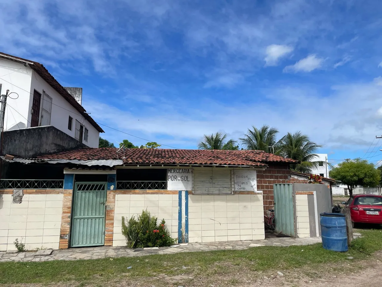 São três casas duas na frente e outra na lateral