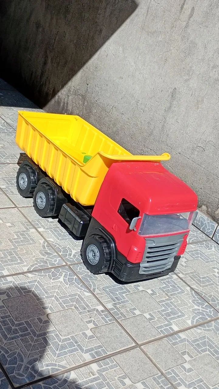Caminhão caçamba de brinquedo