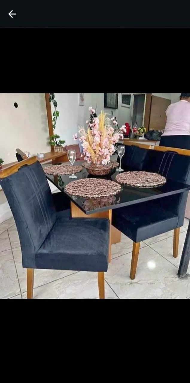 Mesa de Jantar Sofisticada com cadeiras em madeira maciça estofadas 120x90