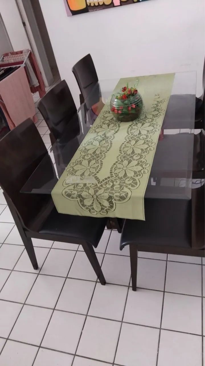 Mesa de vidro e de 6 cadeiras de madeira  - Foto 3