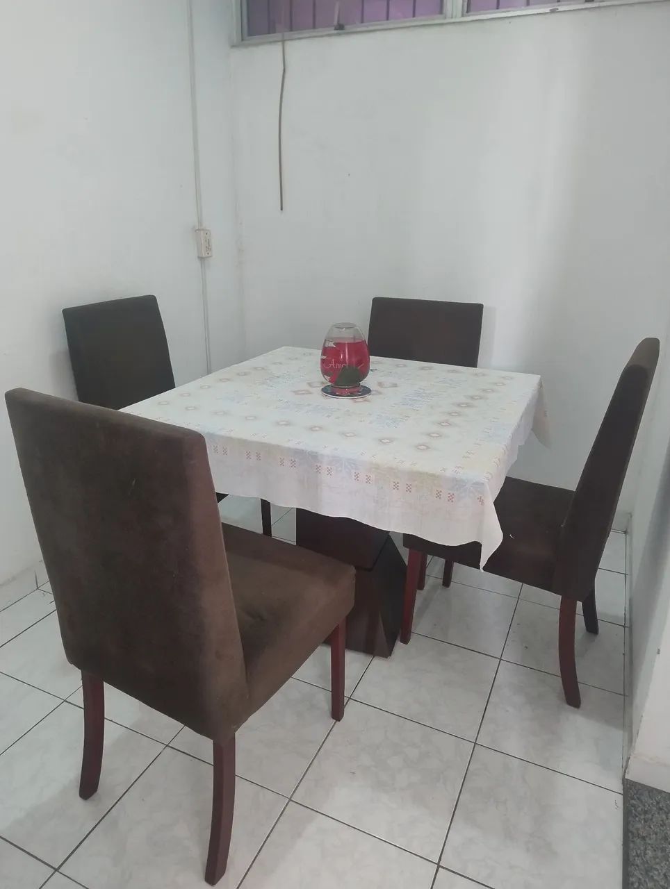 Mesa tampo de vidro com quatro cadeiras  - Foto 2
