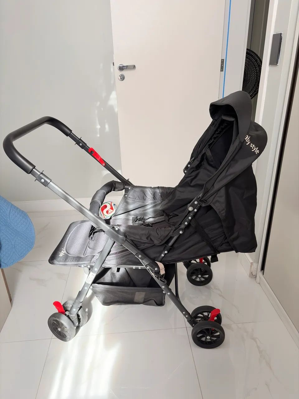 Carrinho de bebê com alça reversível  - Foto 2