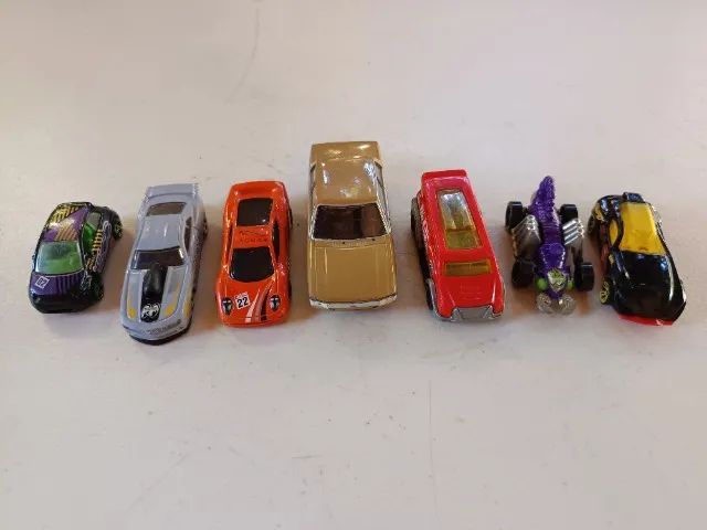 Lote 7 Carrinhos Hot Wheels e Colecionáveis