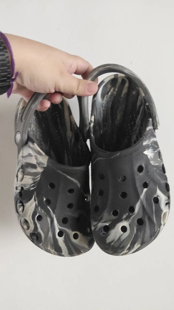 Crocs preto e branco 