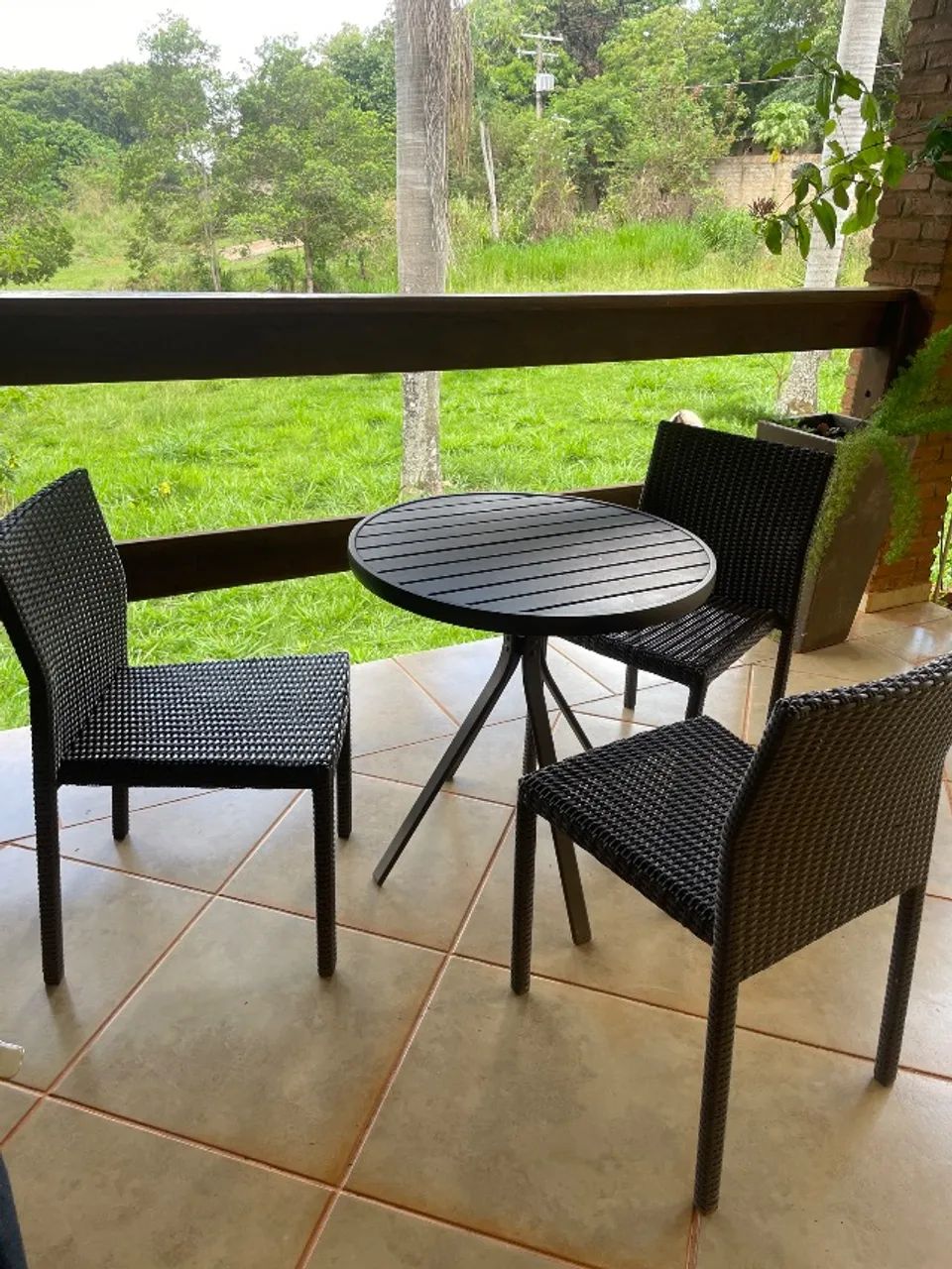 Mesa com 3 cadeiras em perfeito estado 