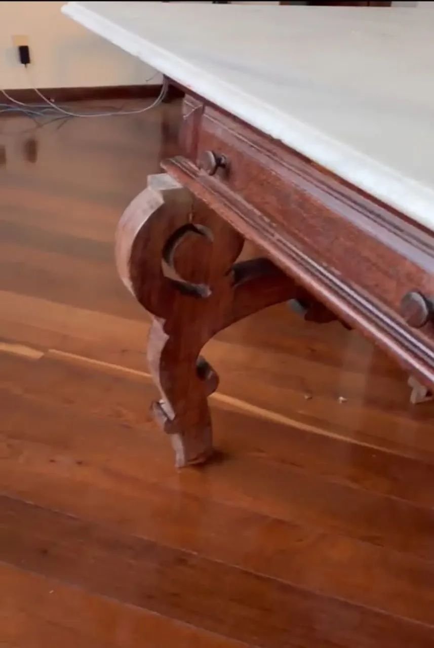 Mesa madeira maciça com tampo de mármore branco - Foto 2