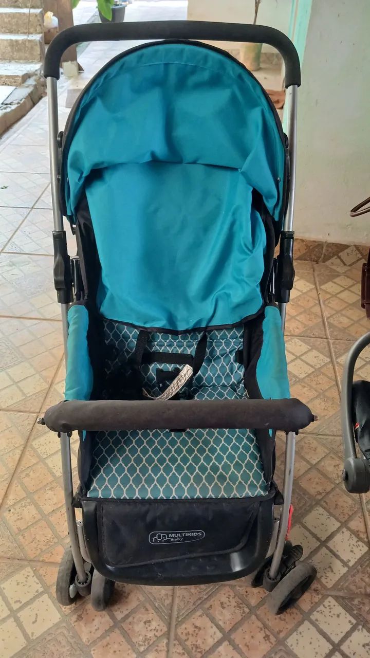 Carrinho de bebê azul 
