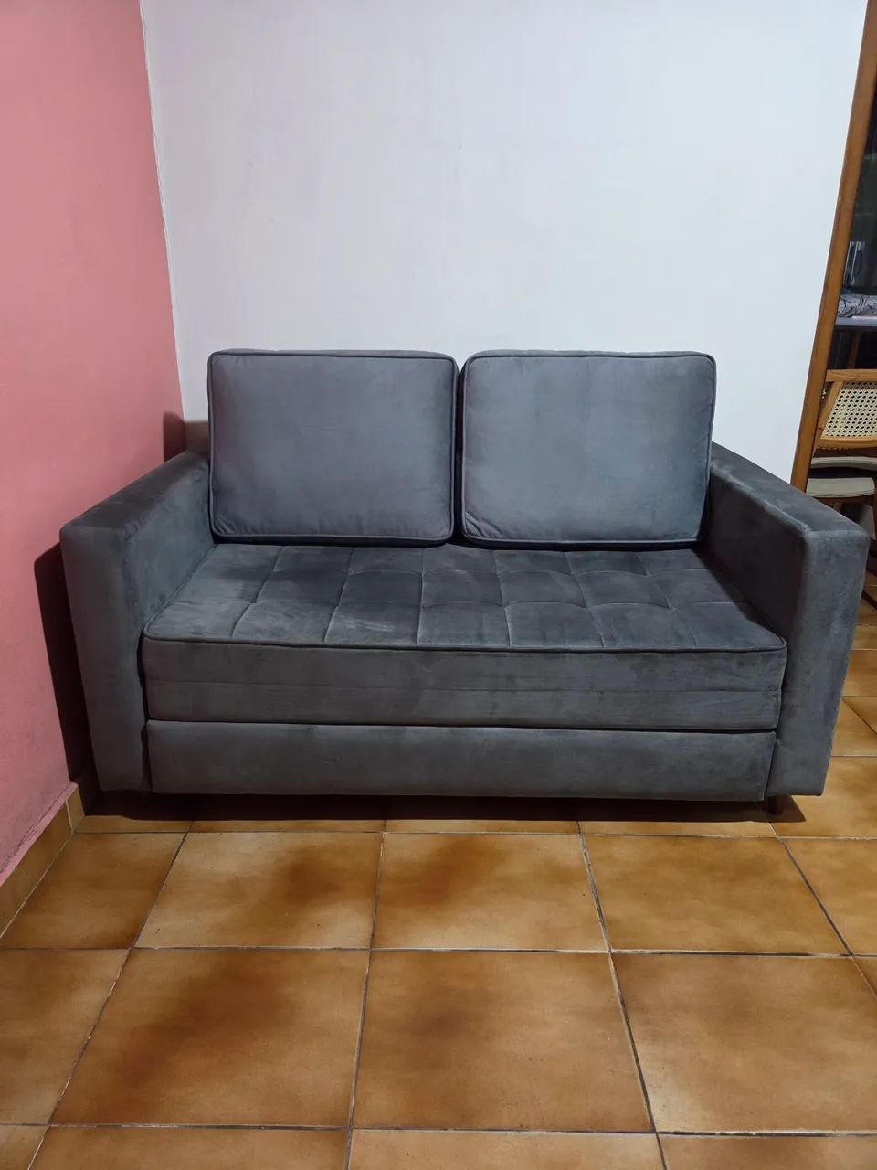Sofá-cama cinza p/ 2 seminovo em veludo cinza - Retirada em Diadema (SP)