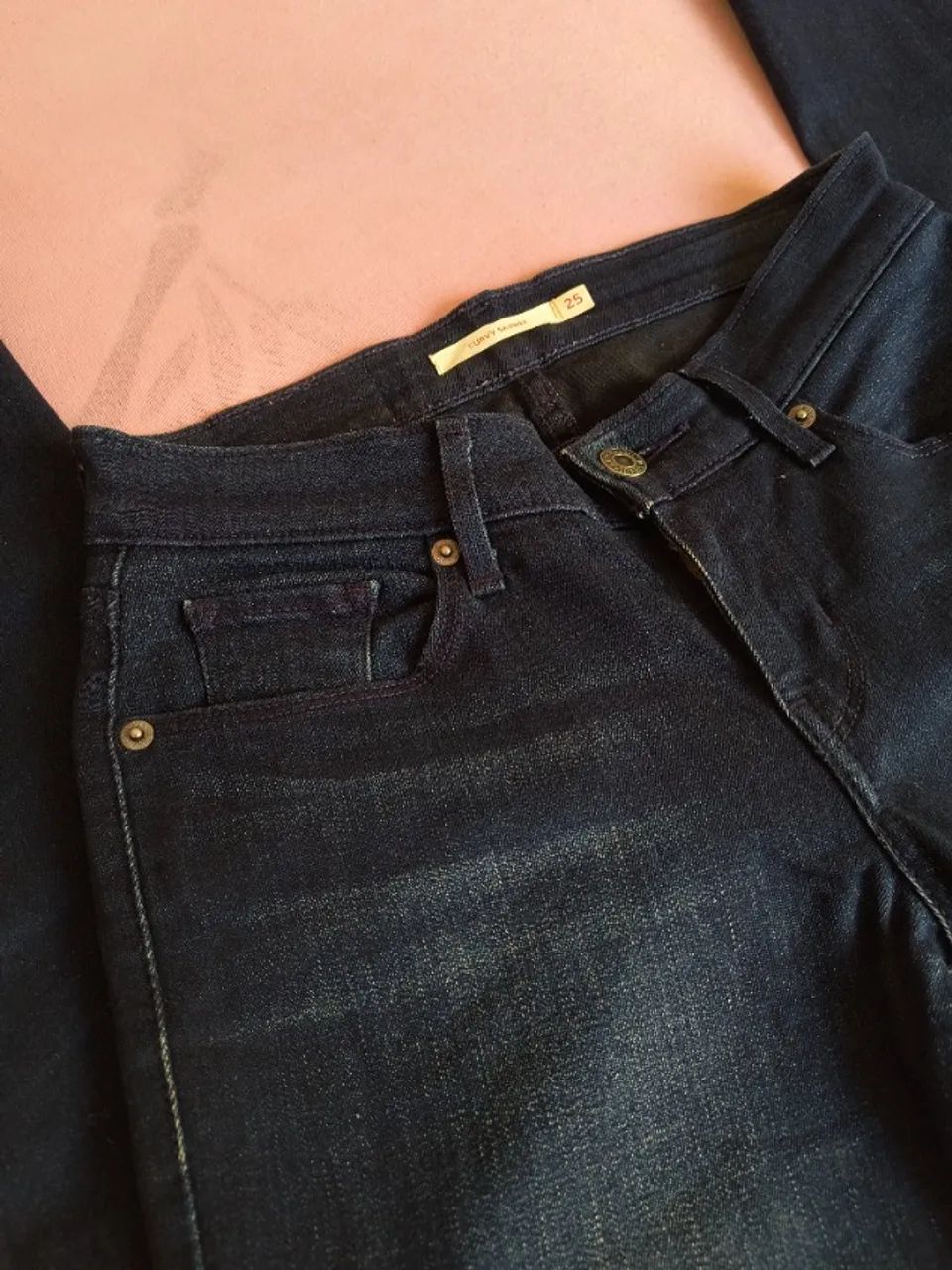 Calça jeans feminina Levi's  - Foto 2