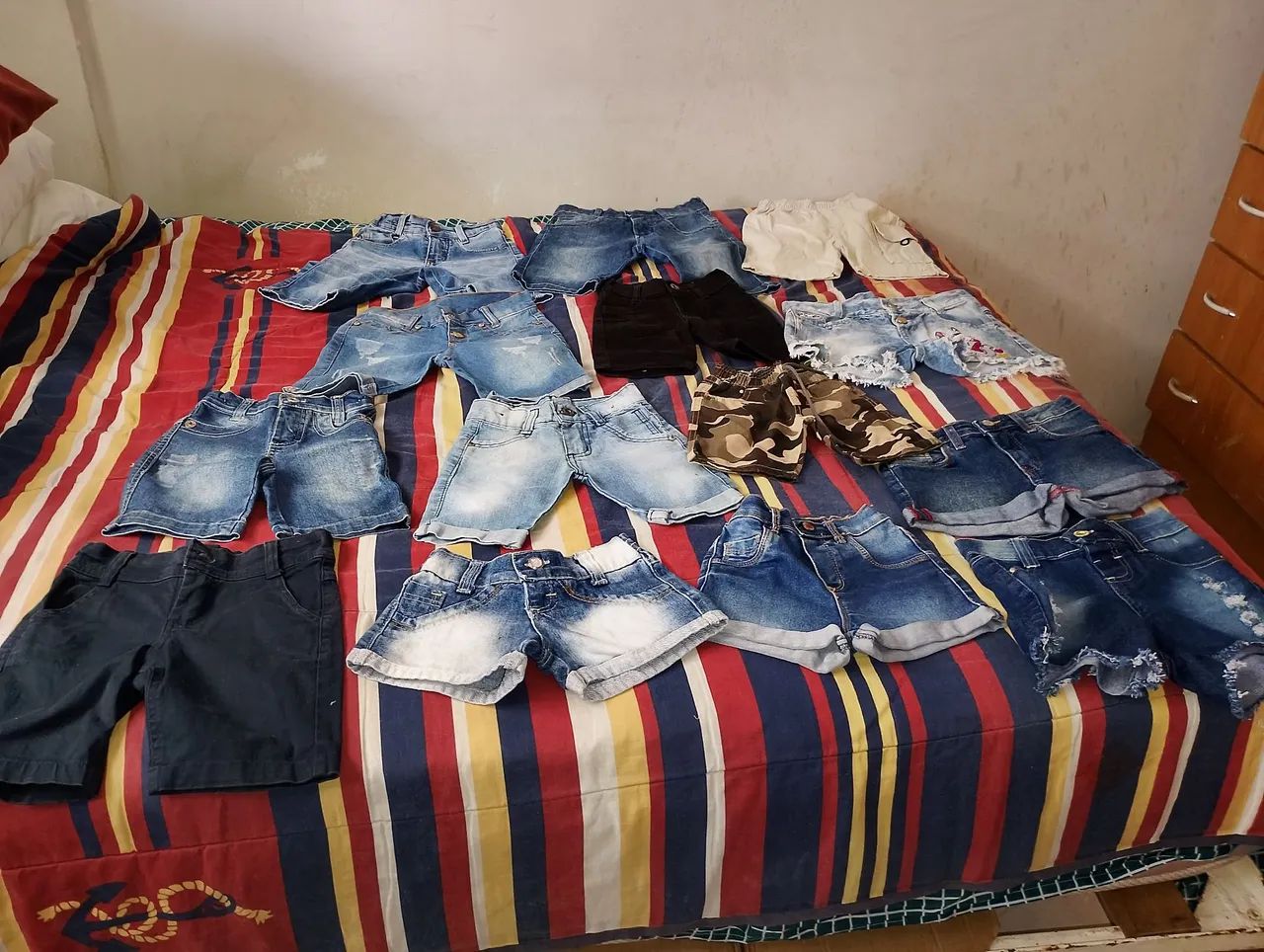 Vende-se shorts  e bermuda jeans cada peça 20 reais 
