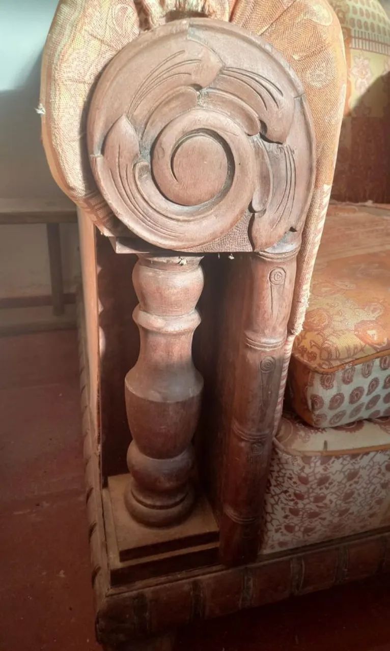 Conjunto de sofá antigo em madeira entalhada  - Foto 3