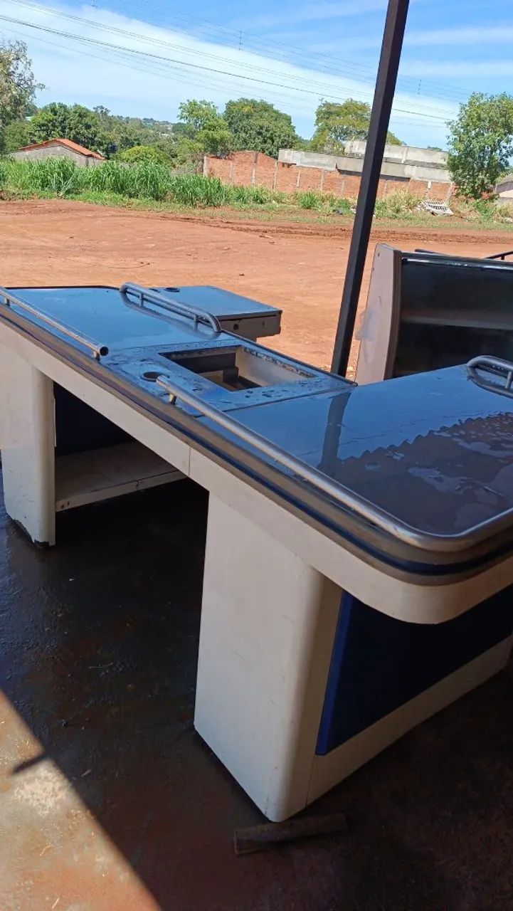 Freezer e um caixa de mercado 