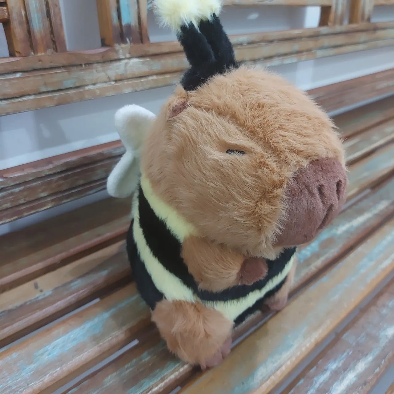 Capivara abelha de pelúcia 