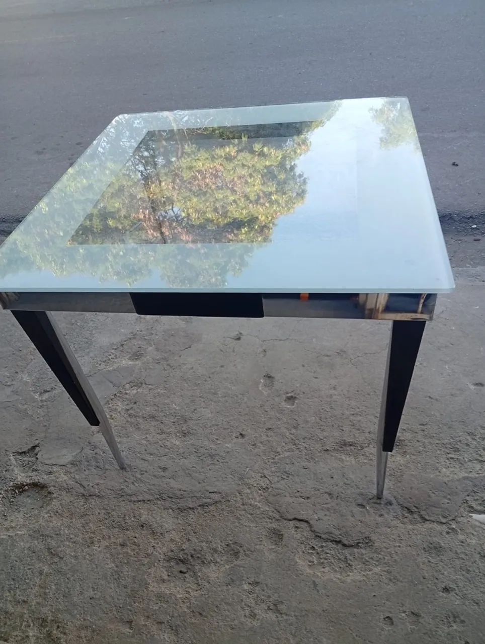 Mesa quadrada com vidro trabalhado e pés cromado 