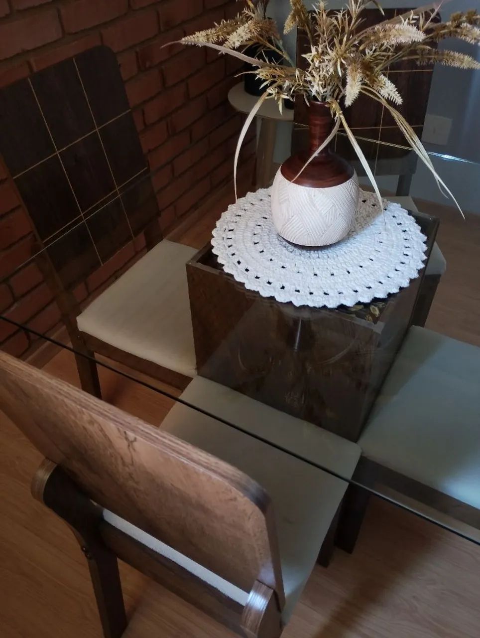 Vendo mesa com quatro cadeiras em ótimo estado de conservação  - Foto 3
