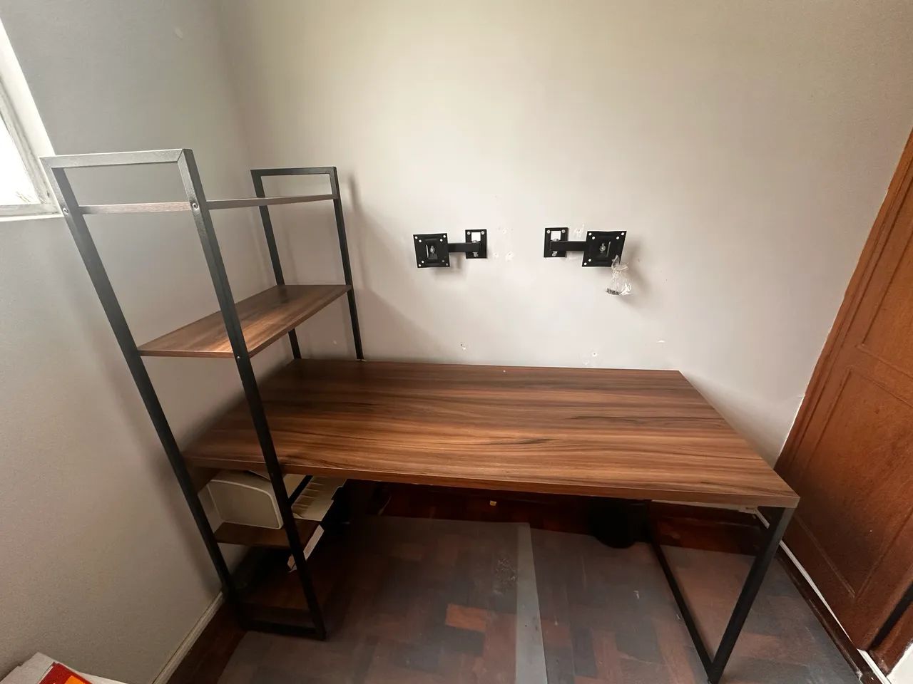 Mesa escritório com estante - Foto 4