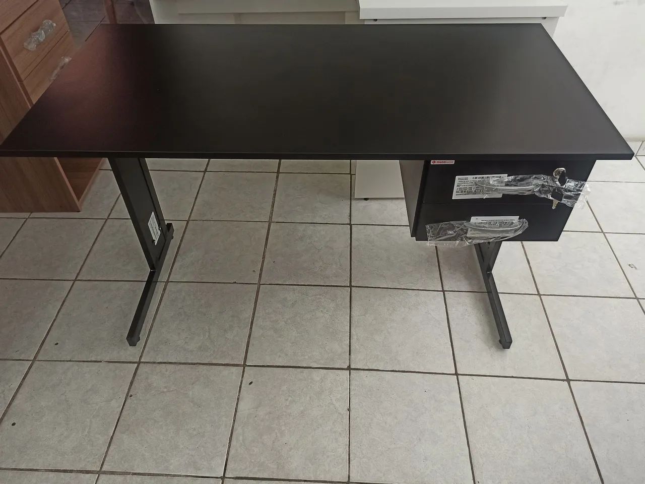 Mesa preta com 2 gavetas  - Foto 5