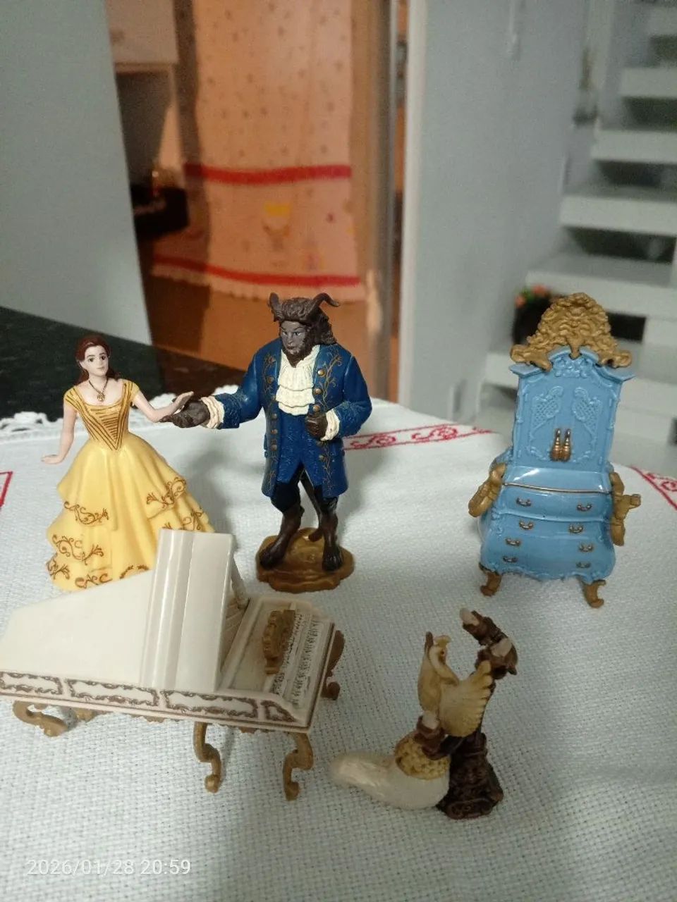 Kit a miniatura  bela e a fera horiginal Disney com marcação a bela e a fera tem 9 e 10 cm