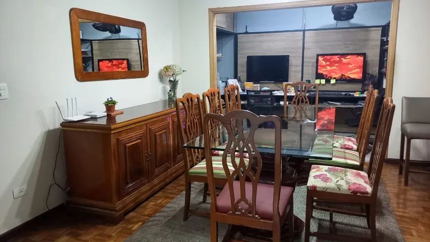 Mesa de Jantar com 8 cadeiras, balcão e espelho - Foto 4