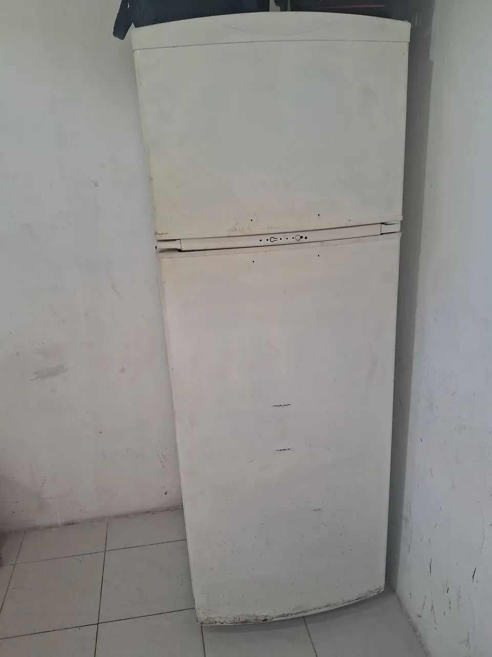 Geladeira quebrada, parou de funcionar. Valor de desapego.