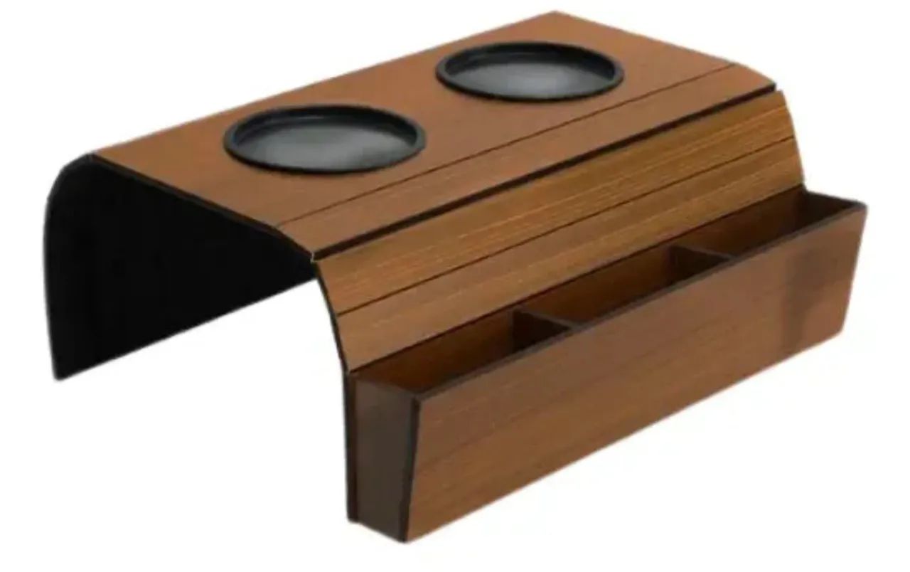 Sofá retrô quadrado 3 lugares com base de madeira e 4 almofadas decorativas e porta copo  - Foto 2