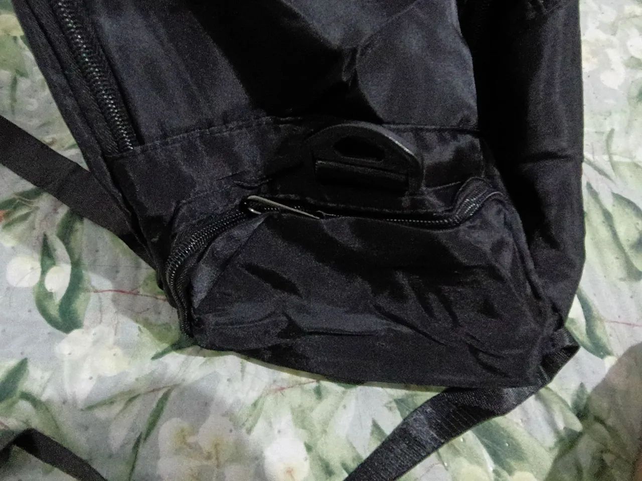 Vende-se bolsa preta transversal e impermeável  - Foto 5