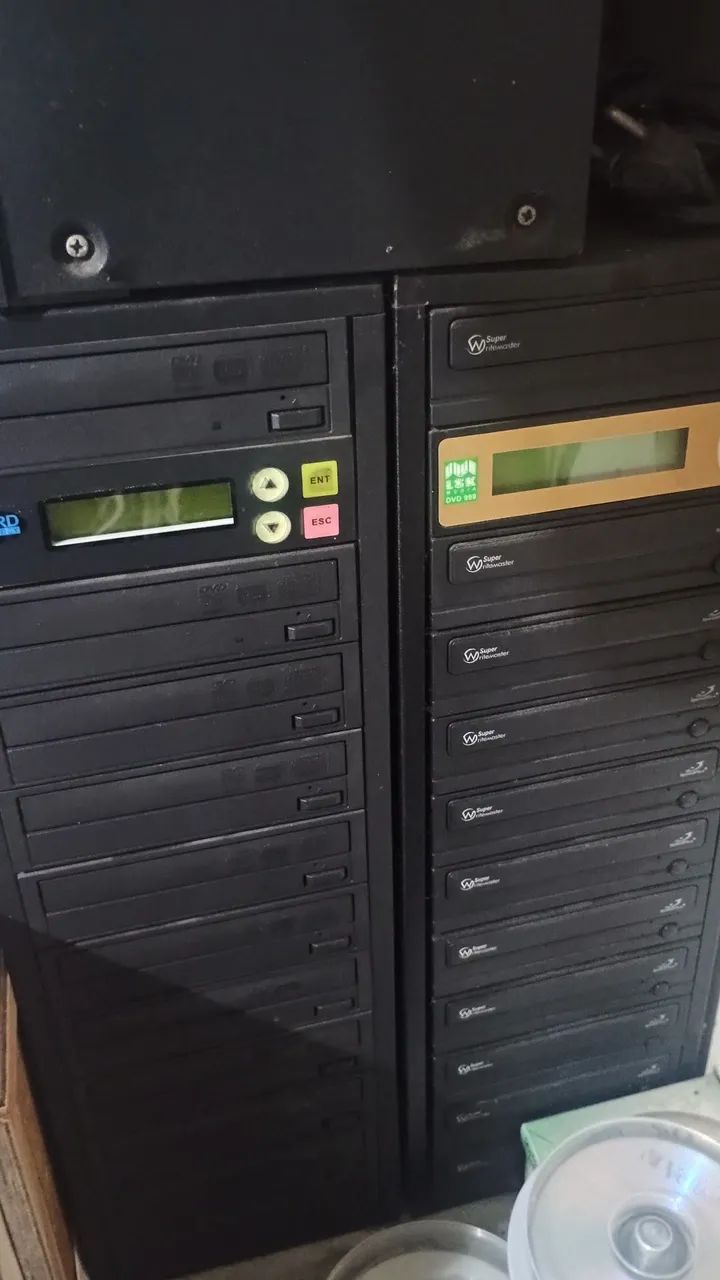 Torre de Gravação com 11 DVDS