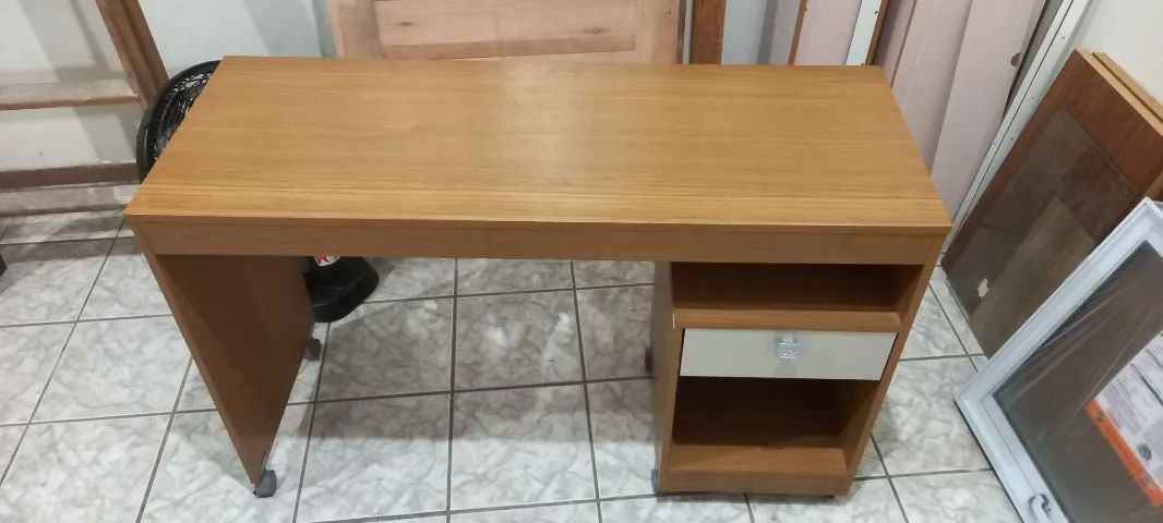 Mesa de escritorio com uma gaveta - Foto 3