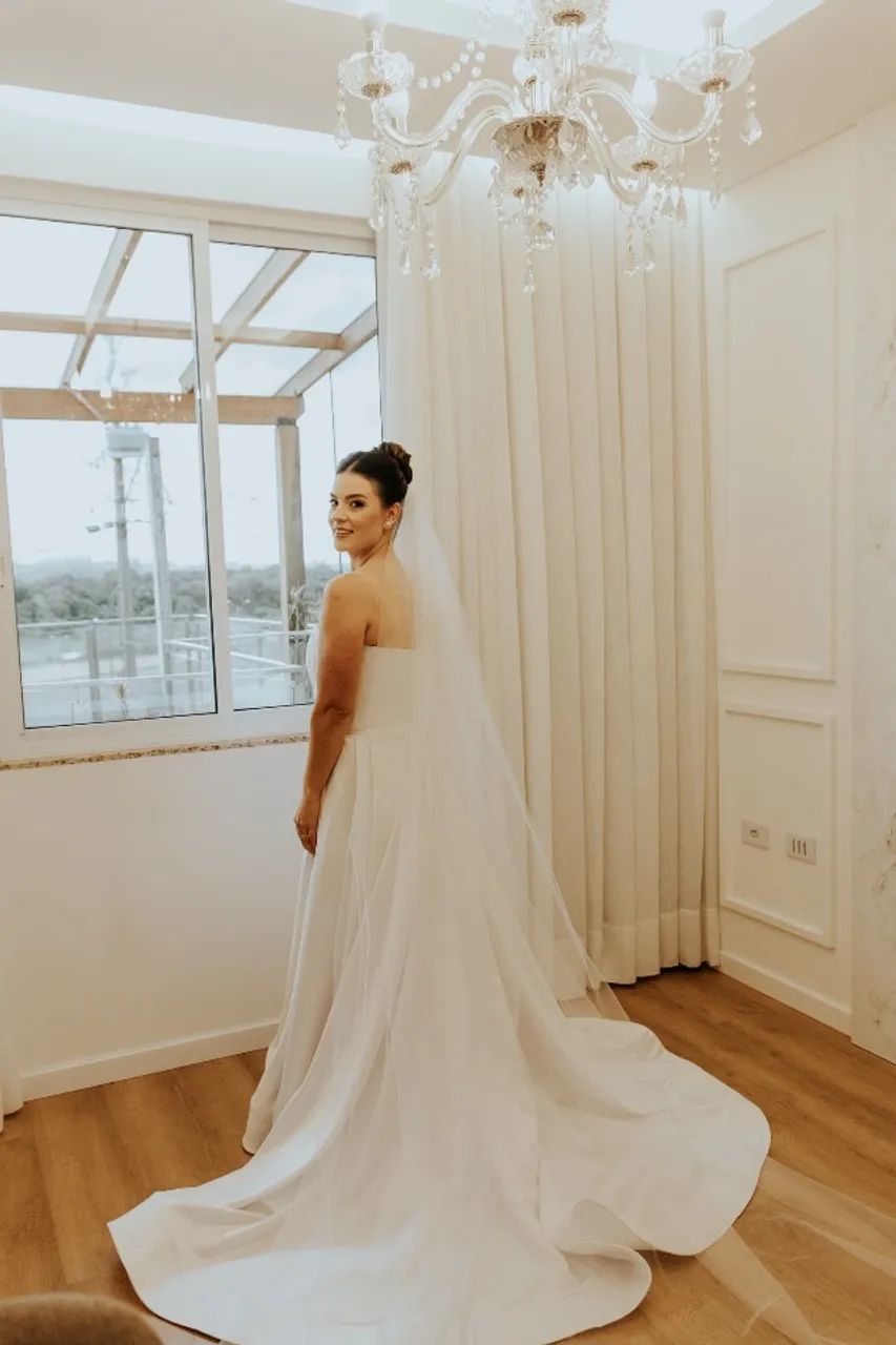 Vestido de Noiva Minimalista com Véu - Estado de Novo