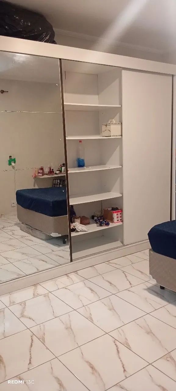 Guarda roupa grande porta de correr e espelho - Foto 4