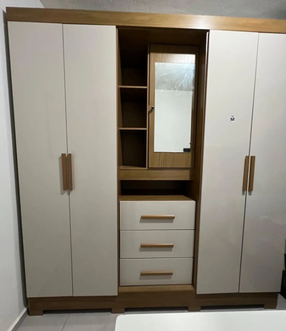 Guarda-roupa  4 portas e  3 gavetas - Foto 2