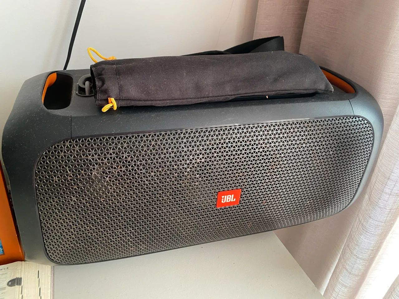 Caixa de som JBL com microfone Bluetooth USB possui a