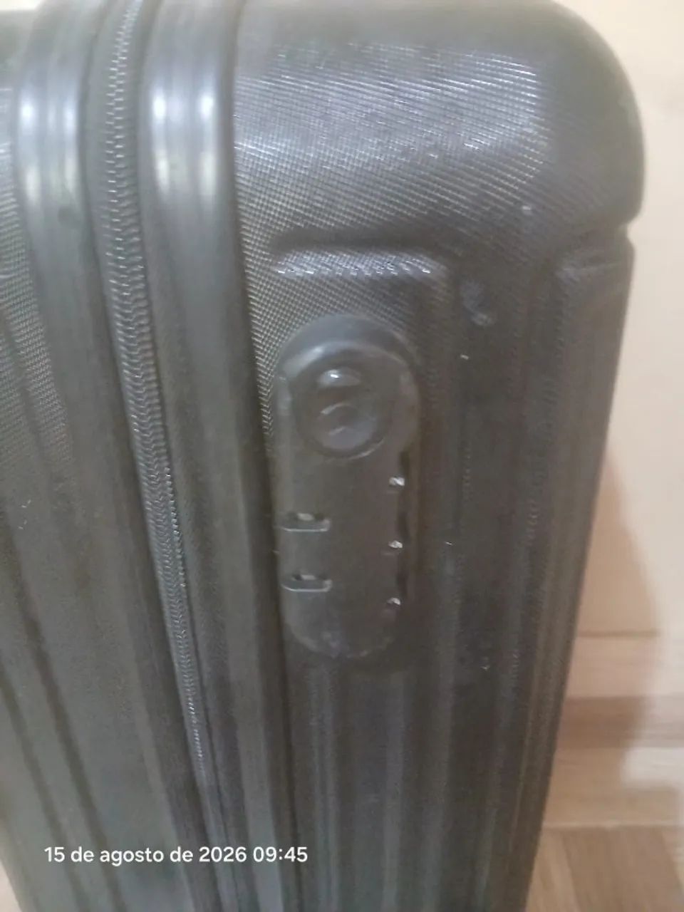 Mala de Viagem Preta com Rodinhas e Cadeado - R$ 100 - Foto 3