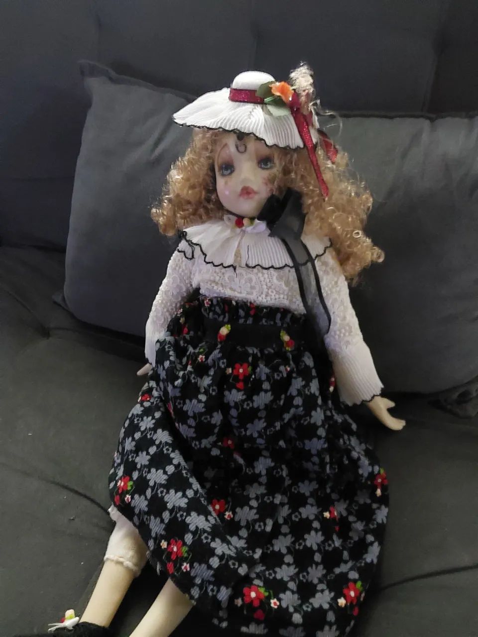 Boneca de porcelana pintada a mão 