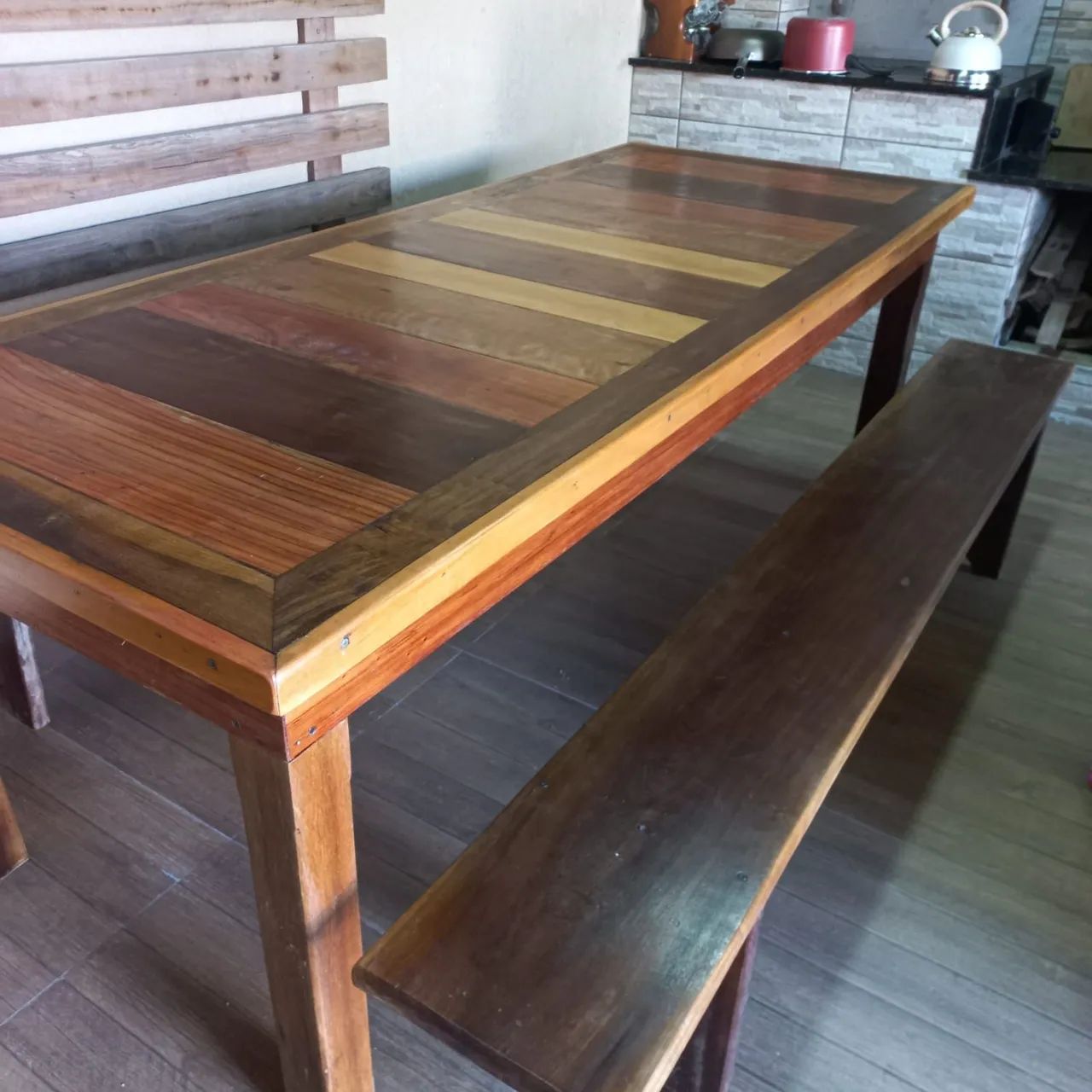 Mesa de madeira com bancos - Foto 2