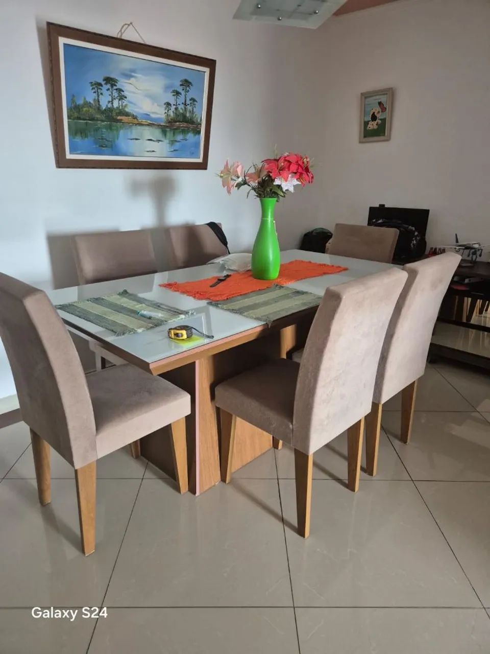 Mesa com 6 cadeiras
